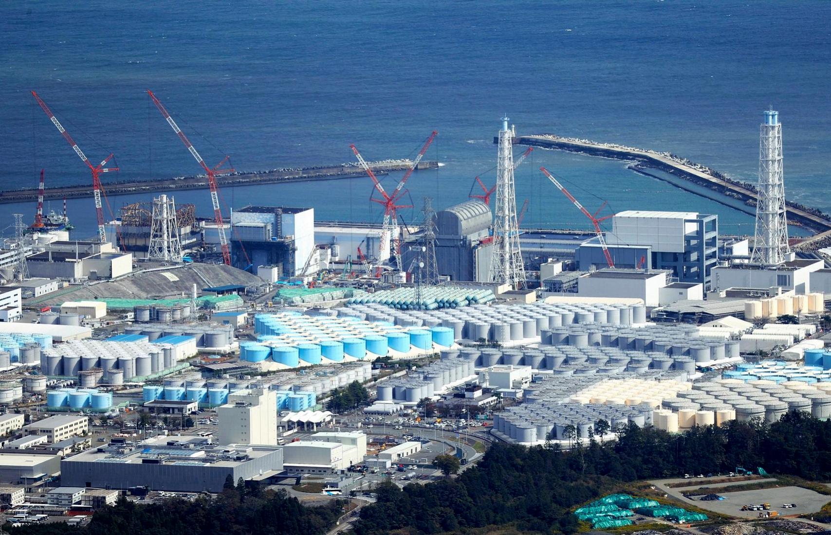 Япония сбрасывает ядерные отходы в море. Опасно ли это?