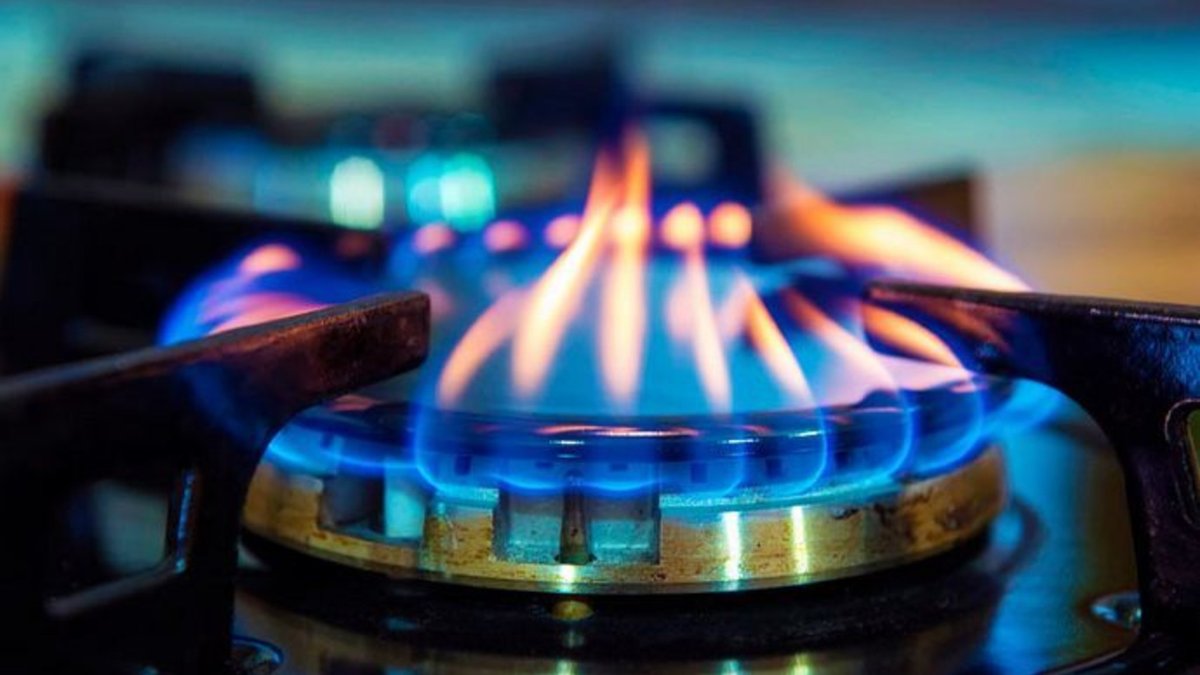 Кабмин перестал сдерживать цены на газ, поставщики обновили тарифы