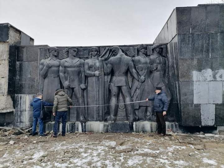 Во Львове начали демонтаж барельефов Монумента Славы