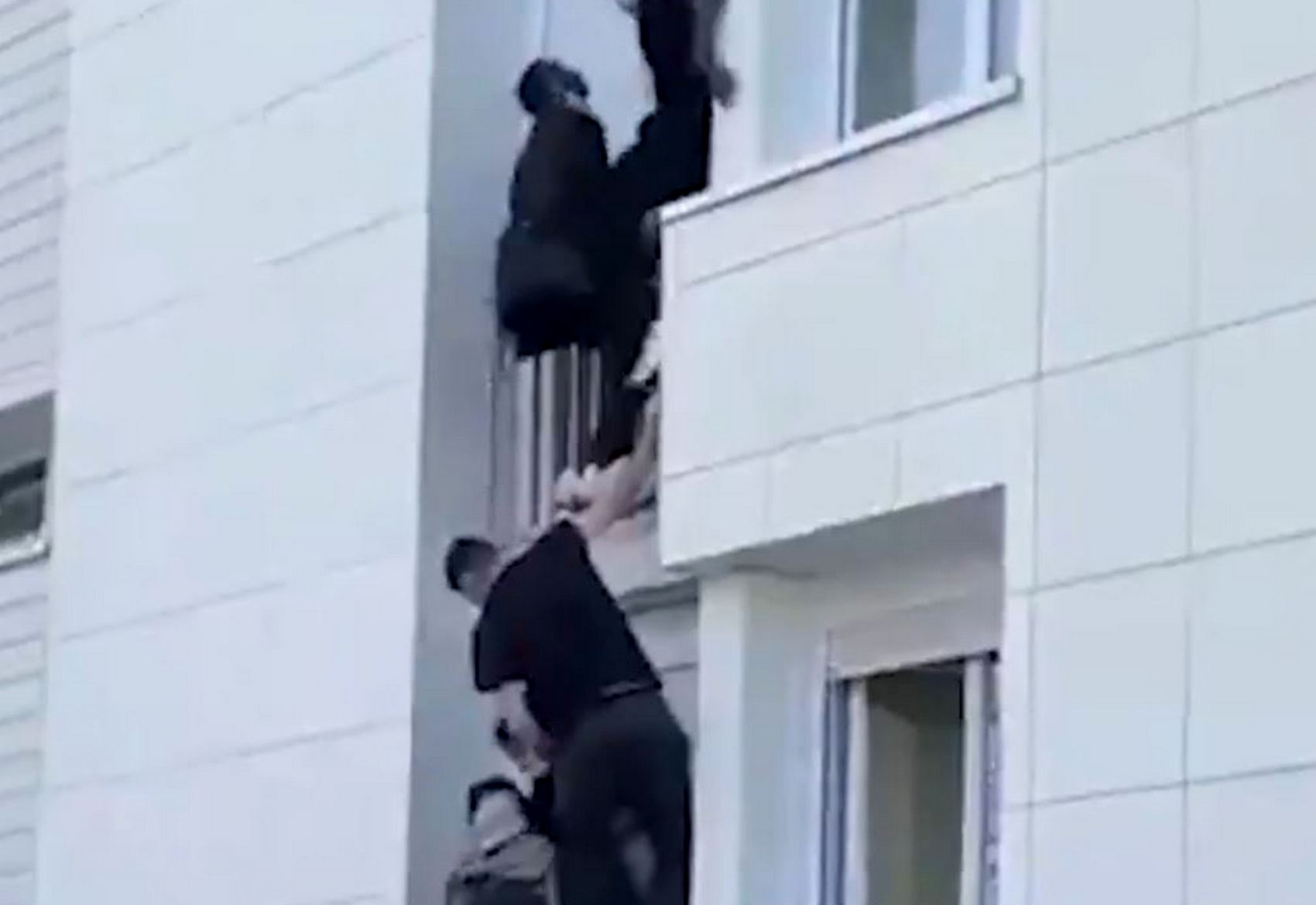 Во Франции мигранты спасли семью из горящей многоэтажки (видео)