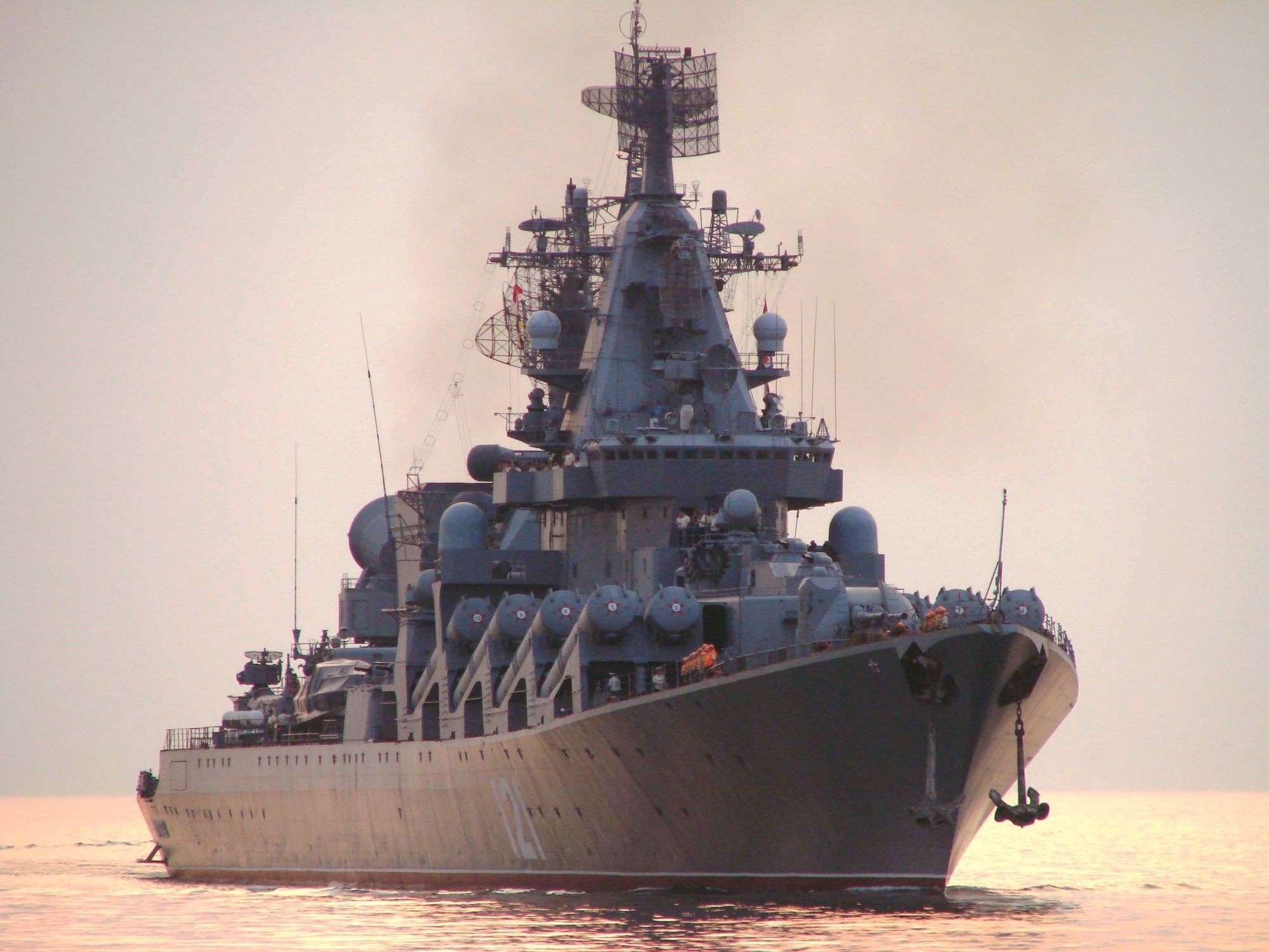 Российский ракетный крейсер начал преследование вошедшего в Чёрное море американского военного корабля