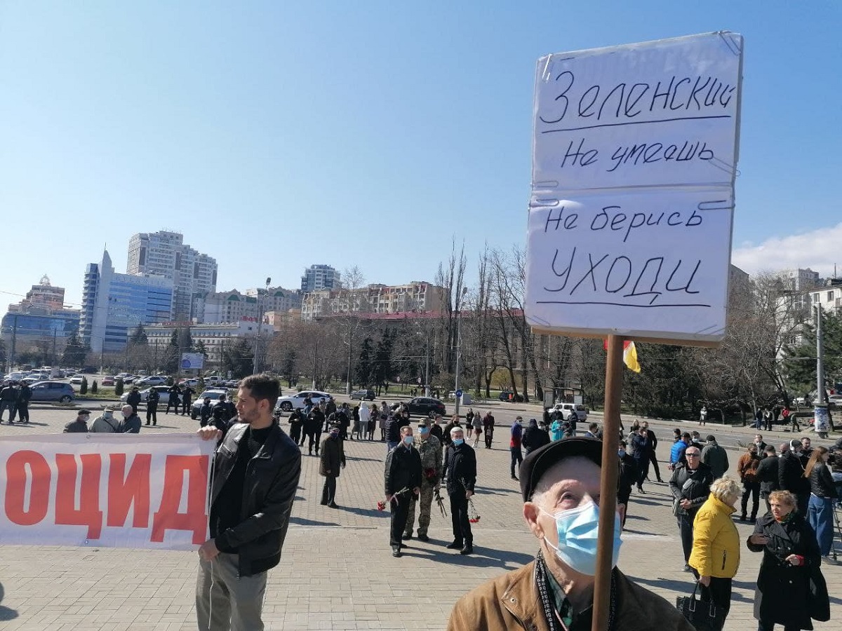 полицейские задержали протестующих в Одессе 6