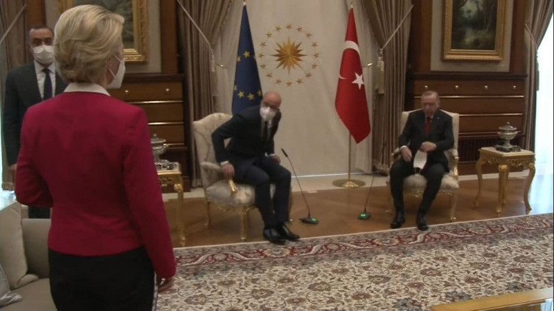 Главе Еврокомиссии не хватило стула на встрече с Эрдоганом (видео)