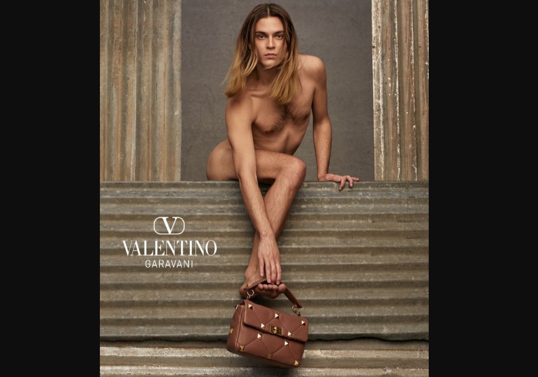 В Сети раскритиковали рекламу сумки Valentino с голым фотографом