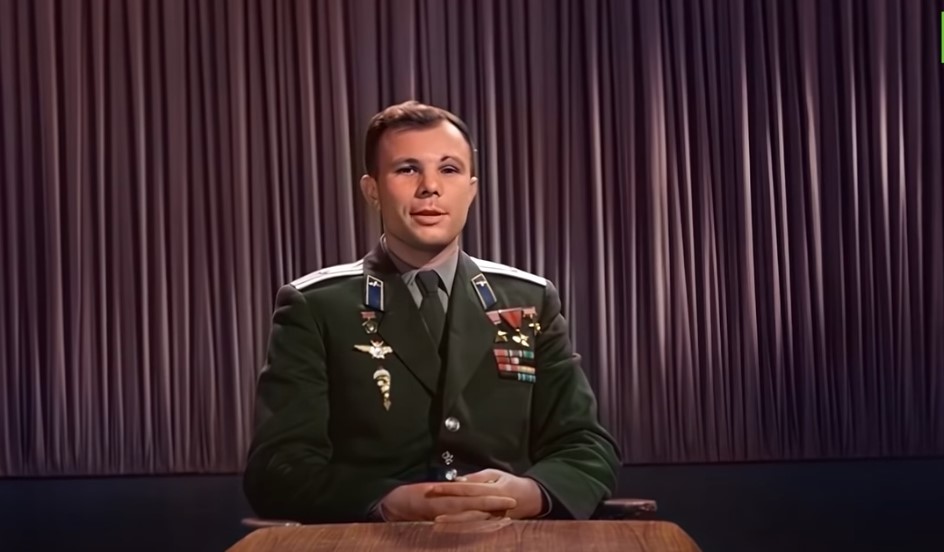 Обращение Гагарина ко Дню космонавтики «оживили» и раскрасили с помощью нейросети