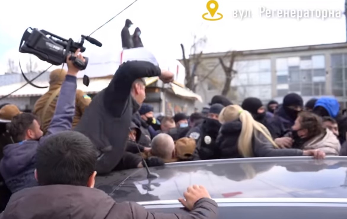 В Киеве во время сноса МАФов произошли стычки с полицией: есть задержанные (фото, видео)