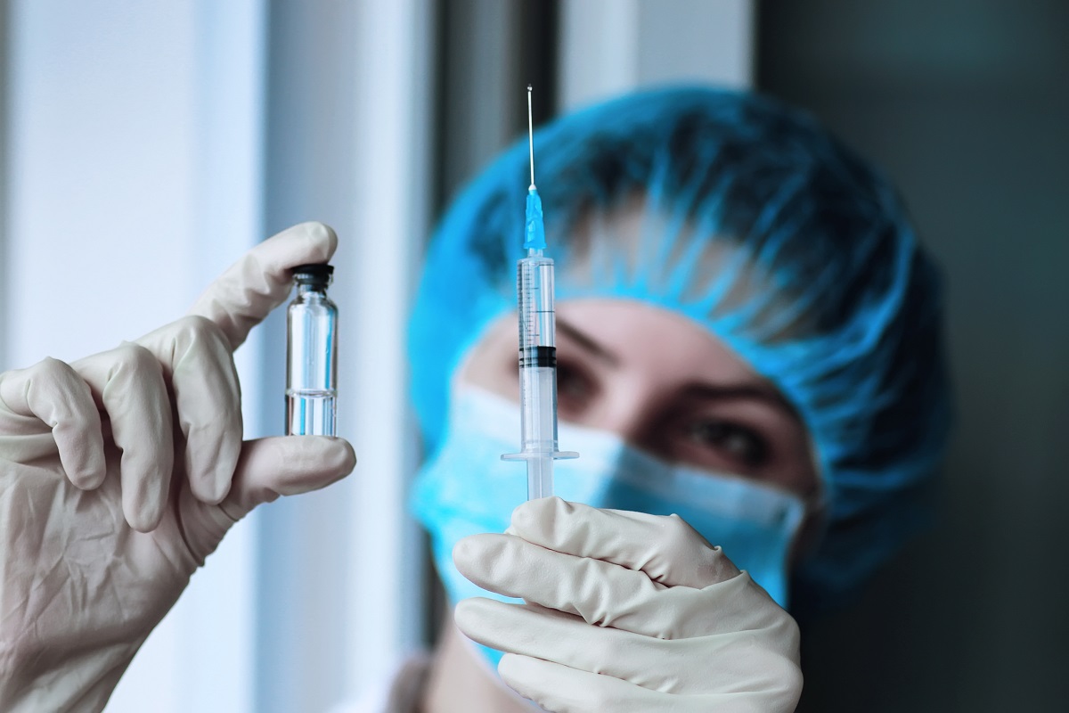 Обе дозы вакцины от COVID-19 получили пять украинцев