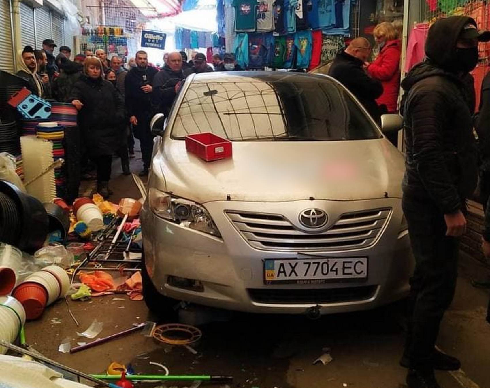 В Харькове водитель въехал в торговые ряды на рынке «Барабашово» (видео)