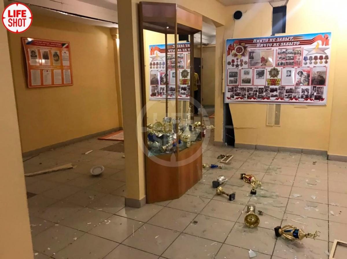 Выбитые двери и кучи стекла: фото последствий стрельбы внутри школы в Казани