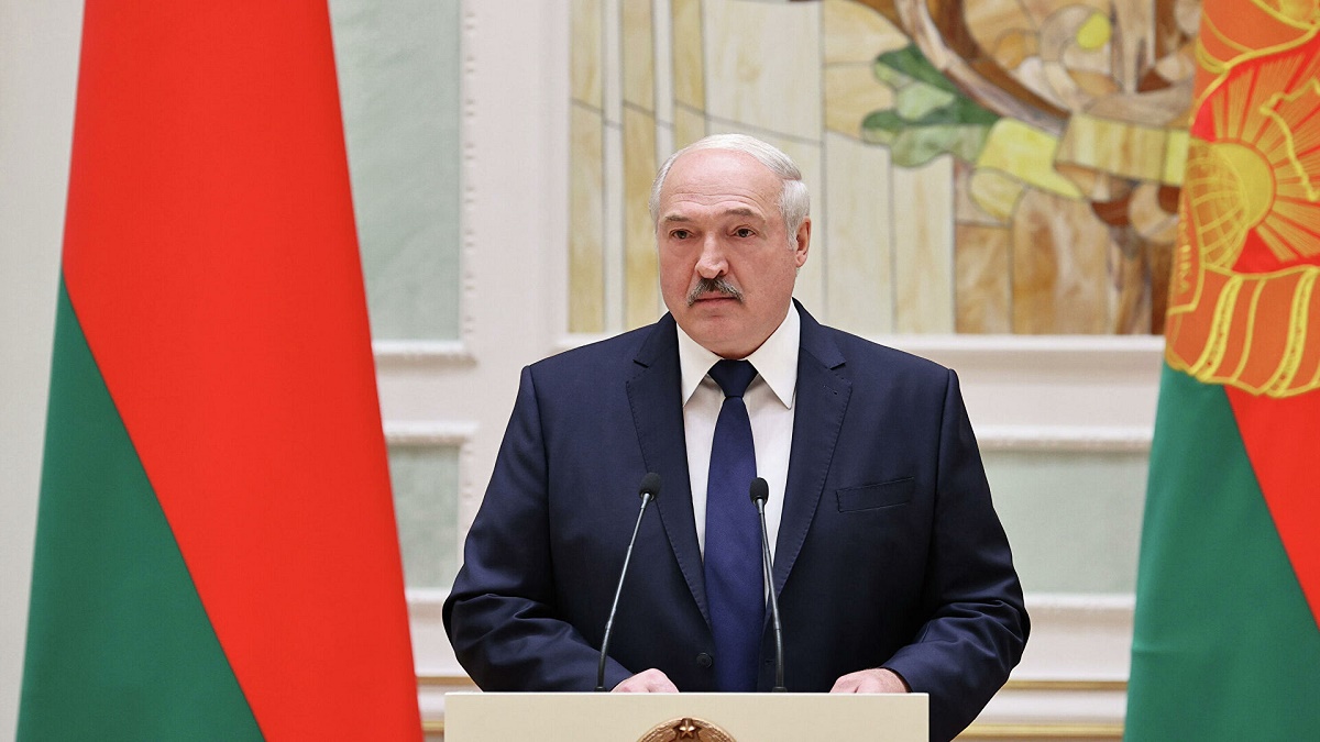 «Эти мерзавцы хоть бы подумали!» — Лукашенко об инциденте с флагом Беларуси в Риге
