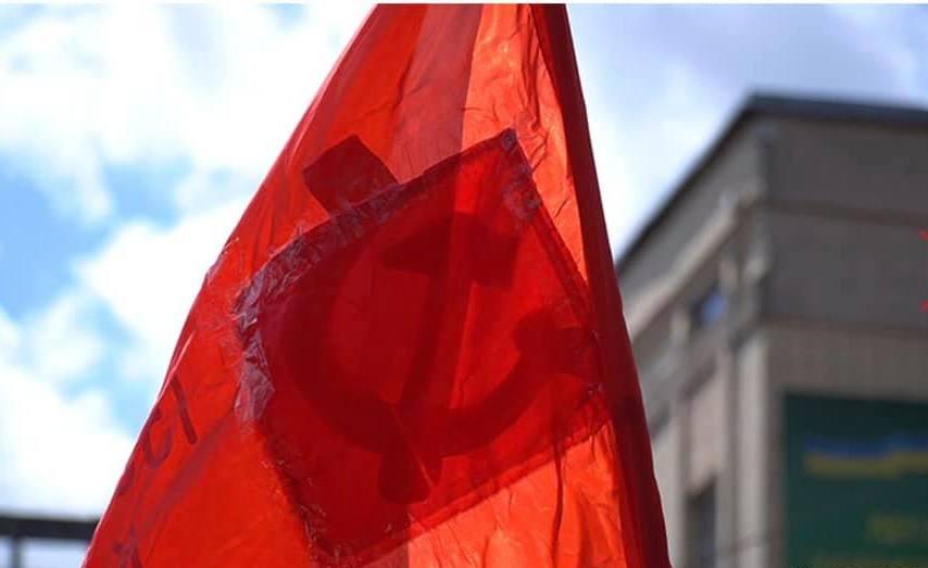 В Житомире на 9 Мая колонна прошлась с красными флагами, на которых просвечивались серп и молот