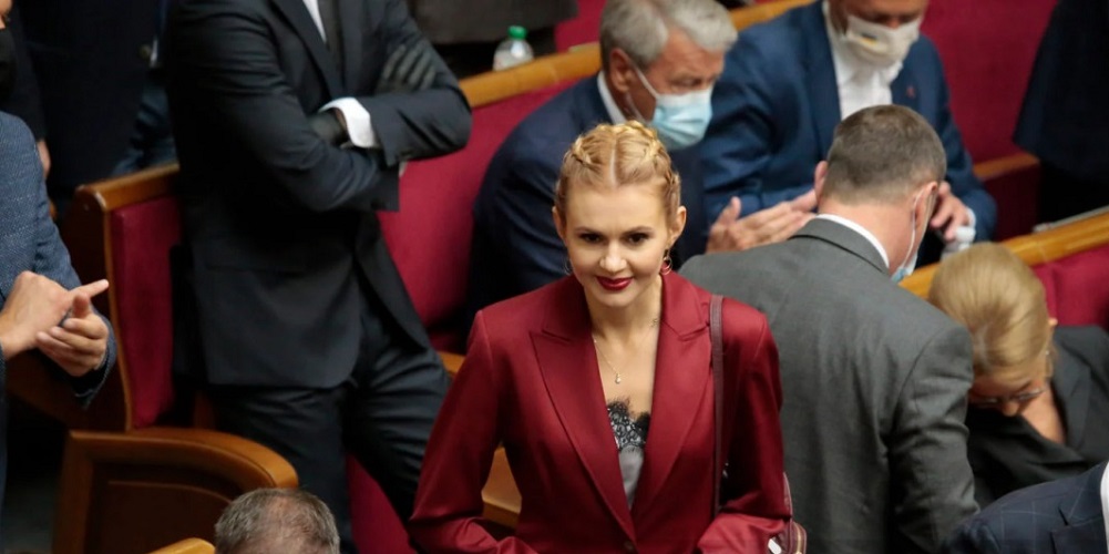 Рада в огне: нардеп пришла на заседание парламента с драконом на спине