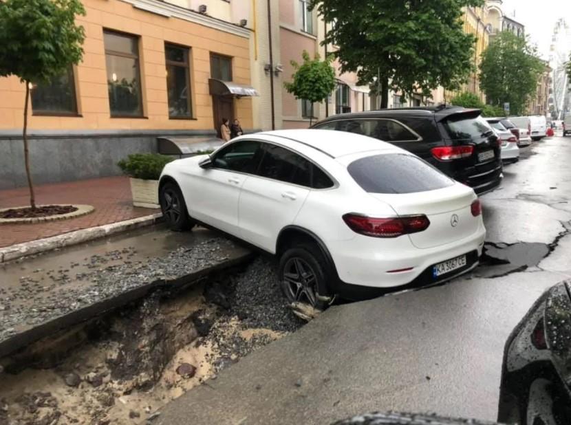 В центре Киева иномарка ушла под землю после ливня (видео)