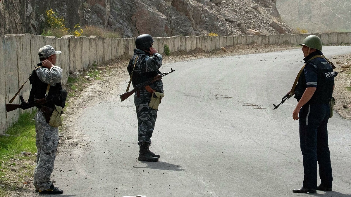 Киргизия и Таджикистан прекратили огонь и начали делить границу