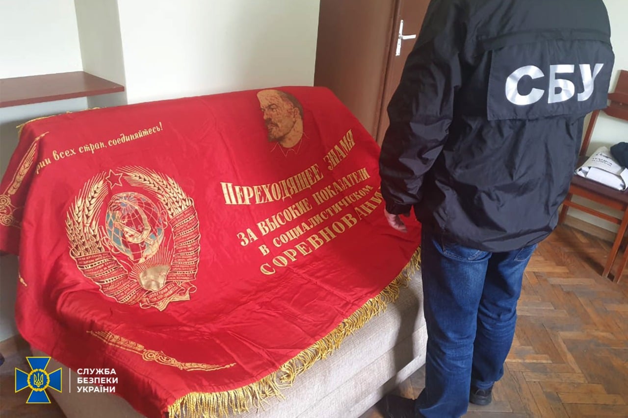 На Львовщине мужчине грозит срок из-за советского флага с Лениным