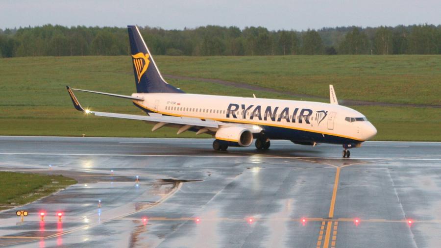 ЕС: борт Ryanair сел в Минске из-за военного самолета Беларуси