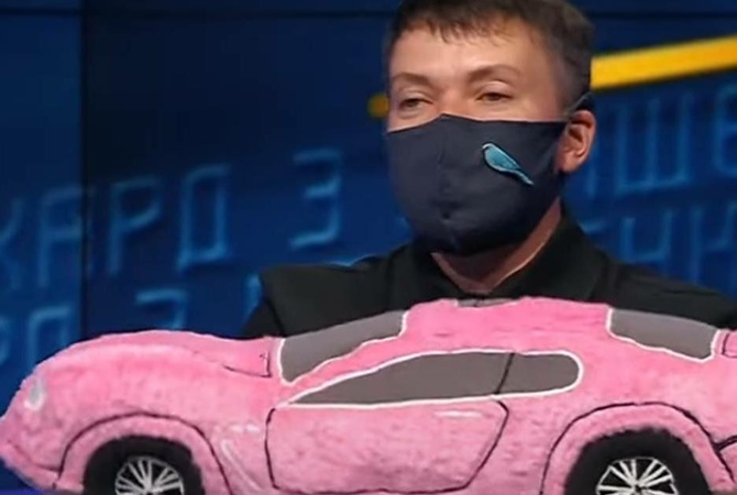 Надежда Савченко шьет плюшевые машины на заказ (видео)