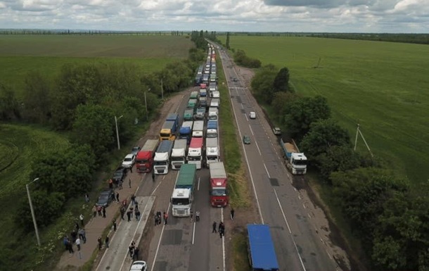 Под Николаевом дальнобойщики в знак протеста перекрыли трассу