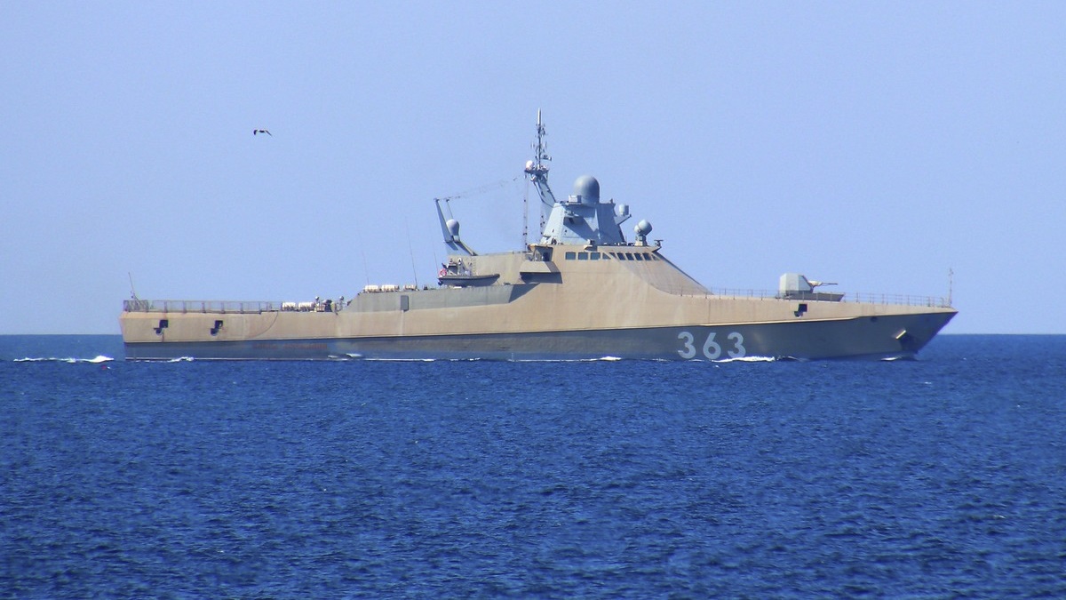 Российское военное судно проследило за патрульным кораблем США в Черном море