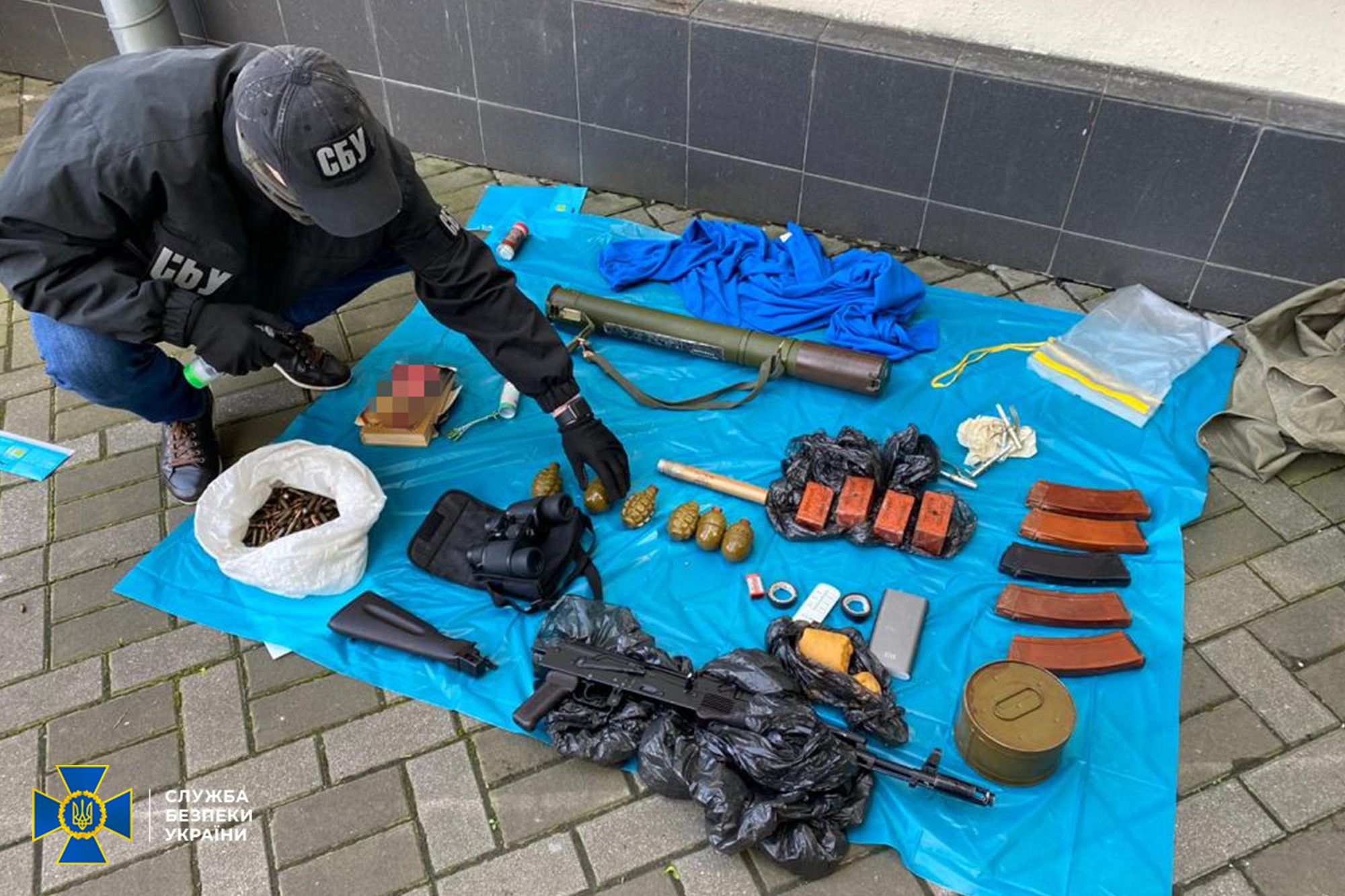 В центре Киева в дренажной системе нашли арсенал оружия