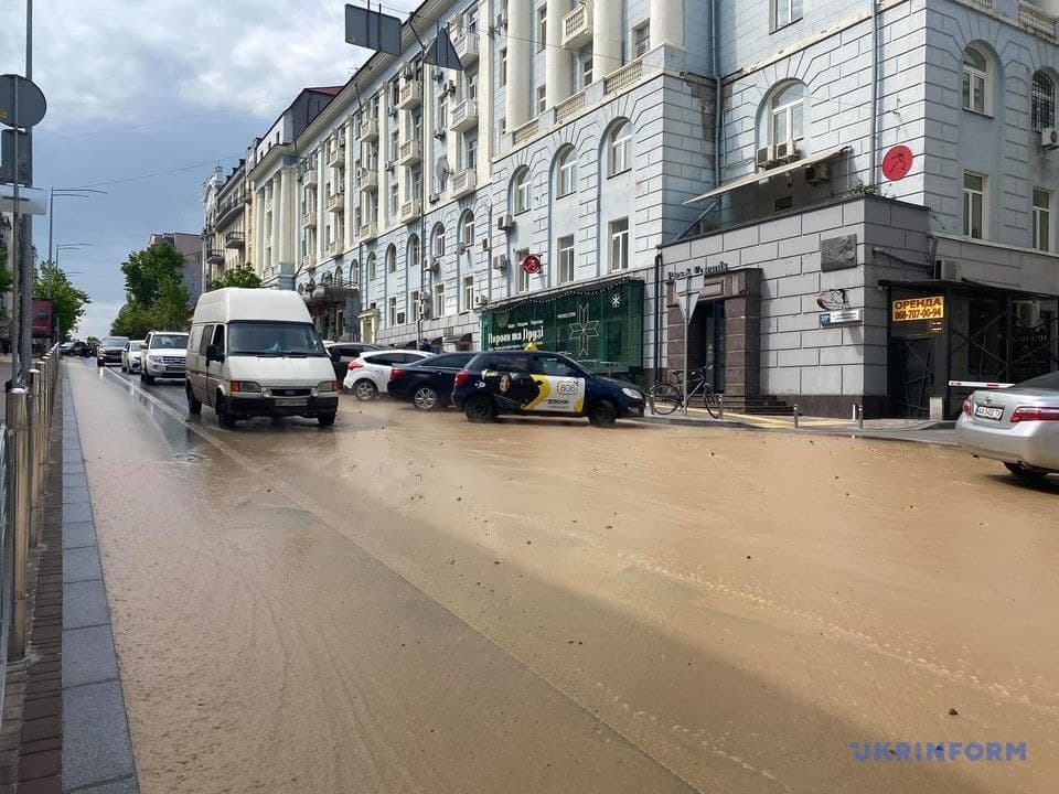 В Киеве прорвало трубопровод, построенный при Сталине (фото, видео)