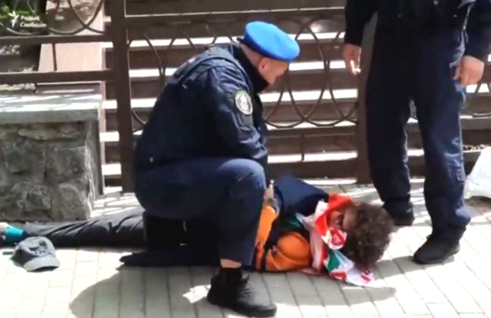 Появилось видео задержания белоруса, который принёс навоз к зданию посольства РБ в Украине