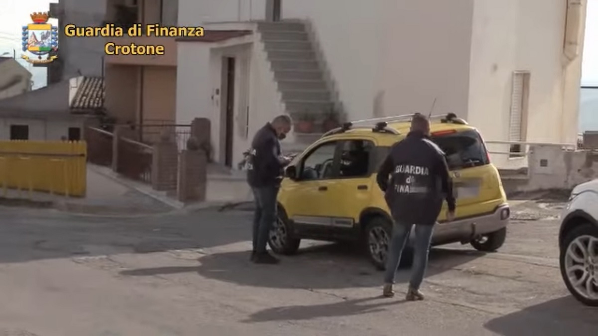 В Италии полиция поймала за рулем пенсионера, который десять лет притворялся слепым (видео)