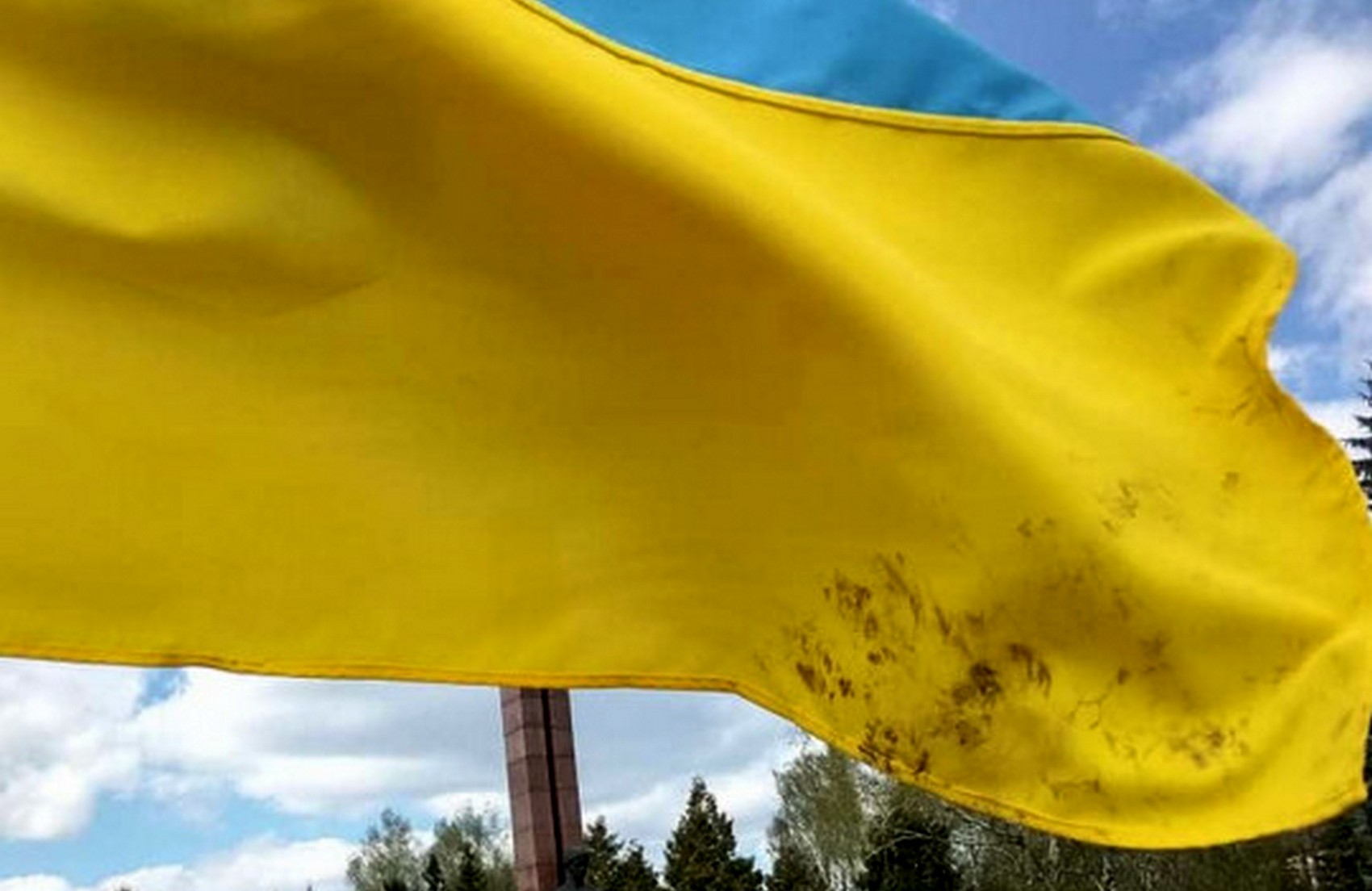 Полиция открыла уголовное производство в отношении жителя Винницкой области, который вытер грязные руки флагом Украины (фото)