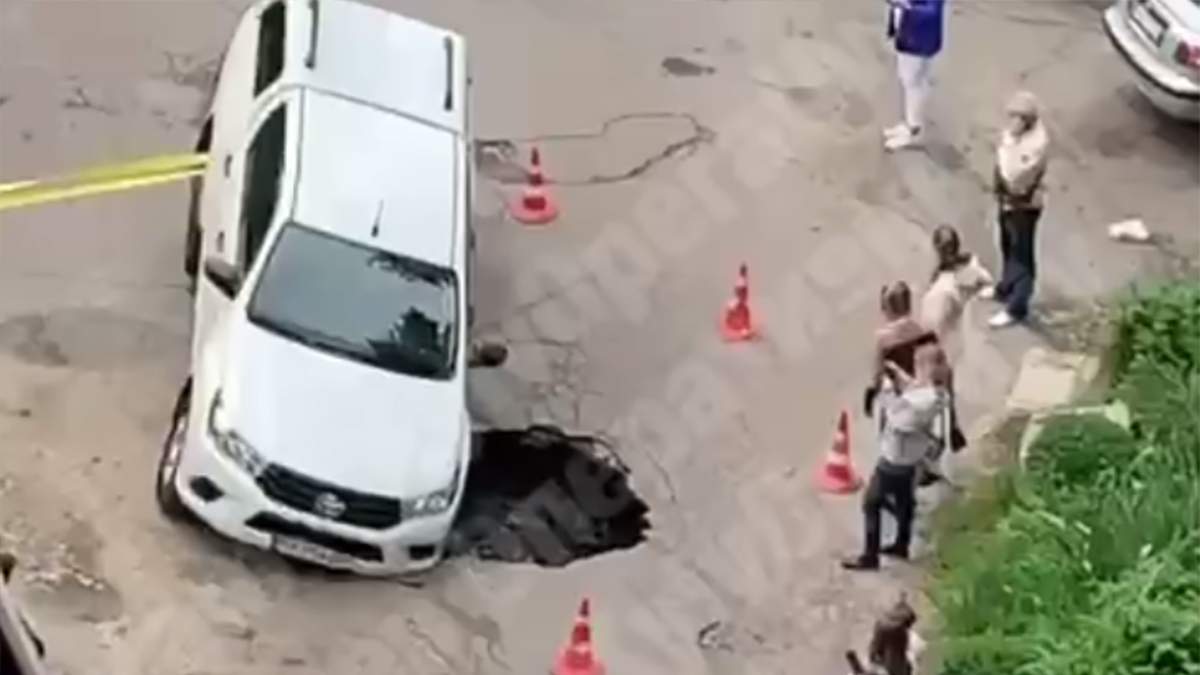 В Киеве провалилась дорога: автомобиль ушел под землю