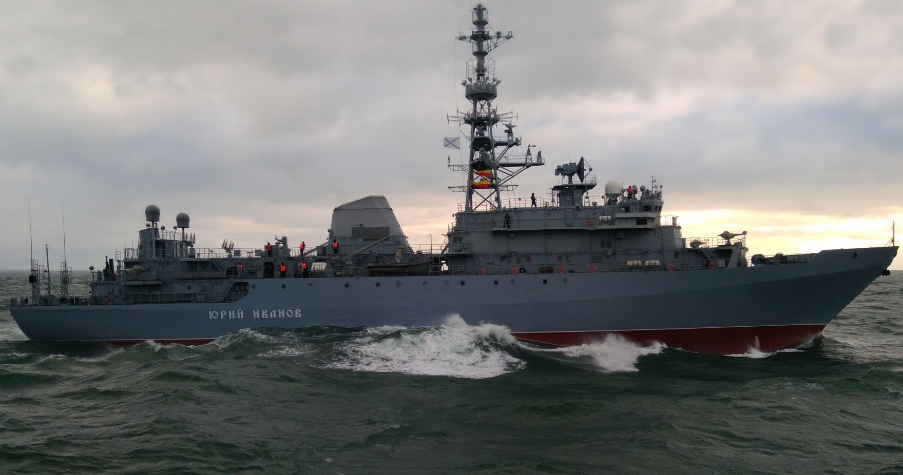 Российский военный корабль мешает проведению учений НАТО