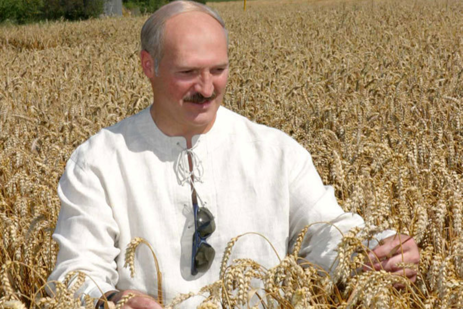 Лукашенко: миллионы украинцев стоят на границе, вымаливая кусок хлеба