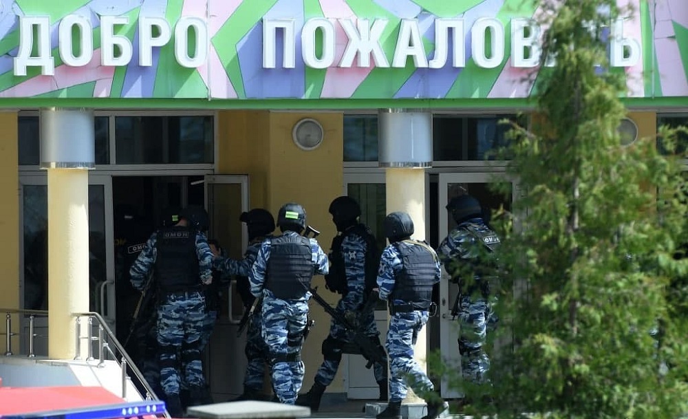 Начался штурм гимназии в Казани