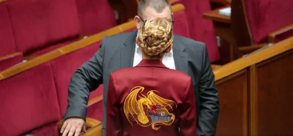 Рада в огне: нардеп пришла на заседание парламента с драконом на спине