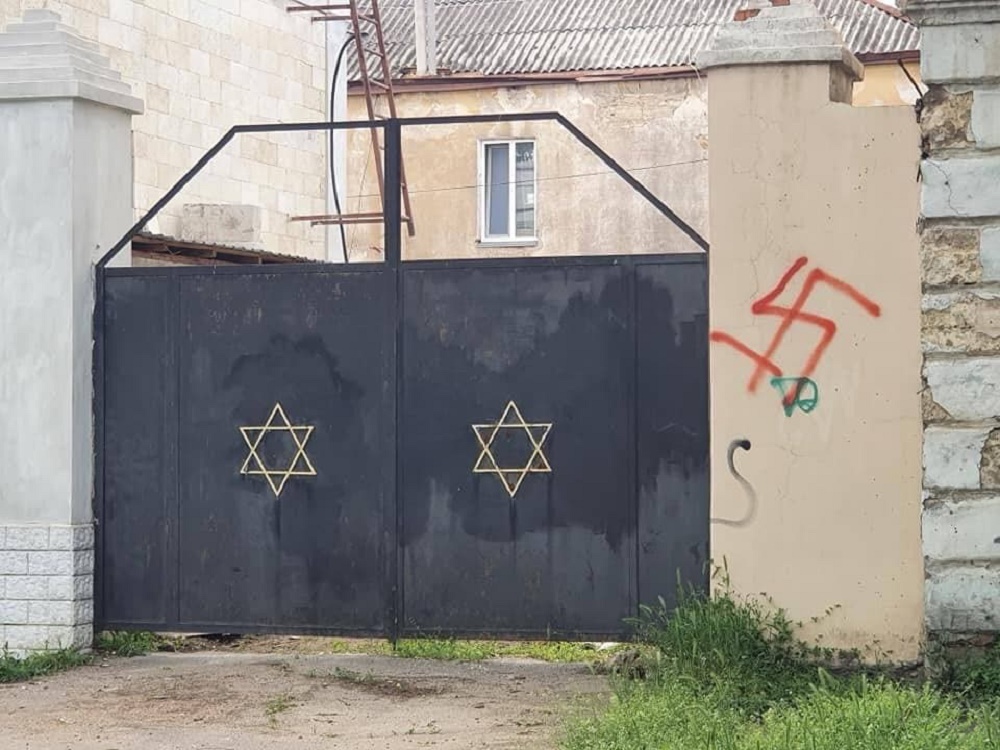 В Николаеве возле ворот в синагогу нарисовали свастику