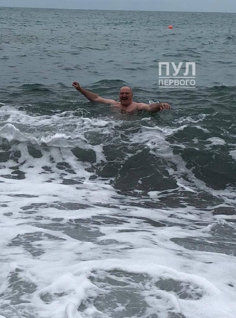 Лукашенко купается