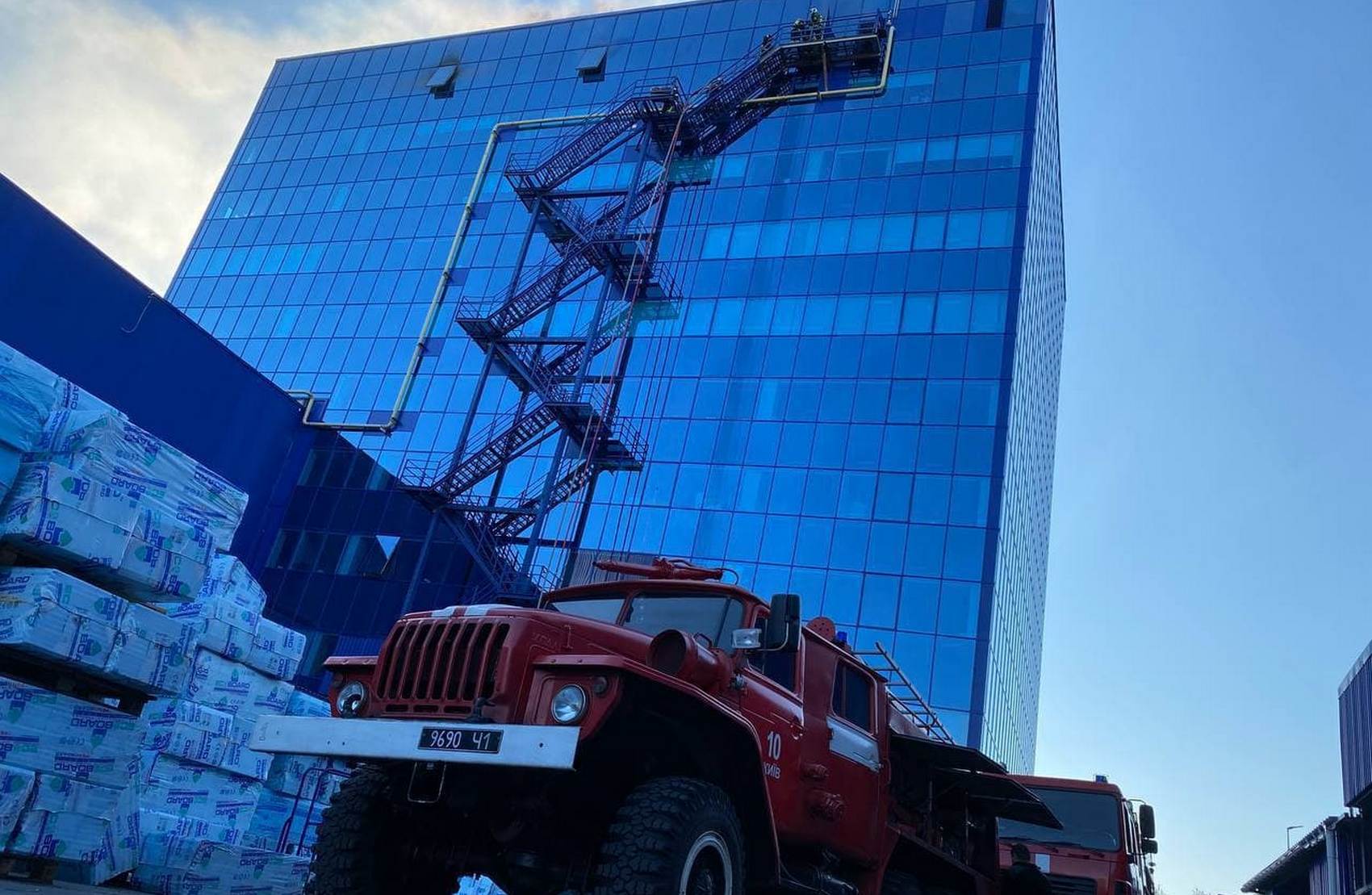 В Киеве горело здание офиса ТЦ «Эпицентр» (фото)