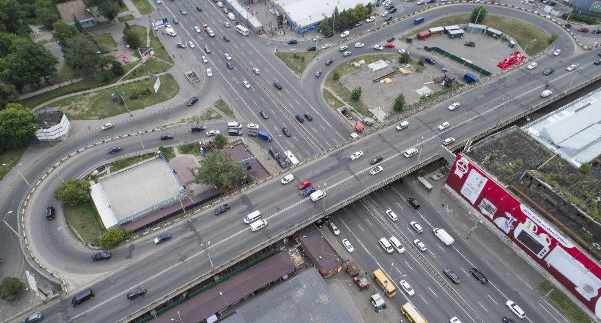 На Шулявском мосту в Киеве образовался гейзер (видео)