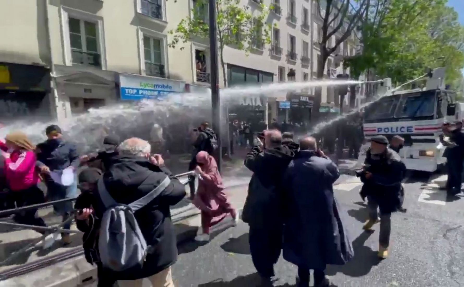 В Париже полиция водомётами разогнала митинг в поддержку Палестины (видео)