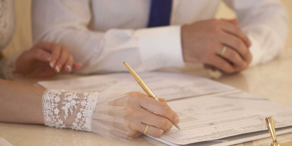 Зеленский подписал закон, упрощающий регистрацию браков, рождений и смерти