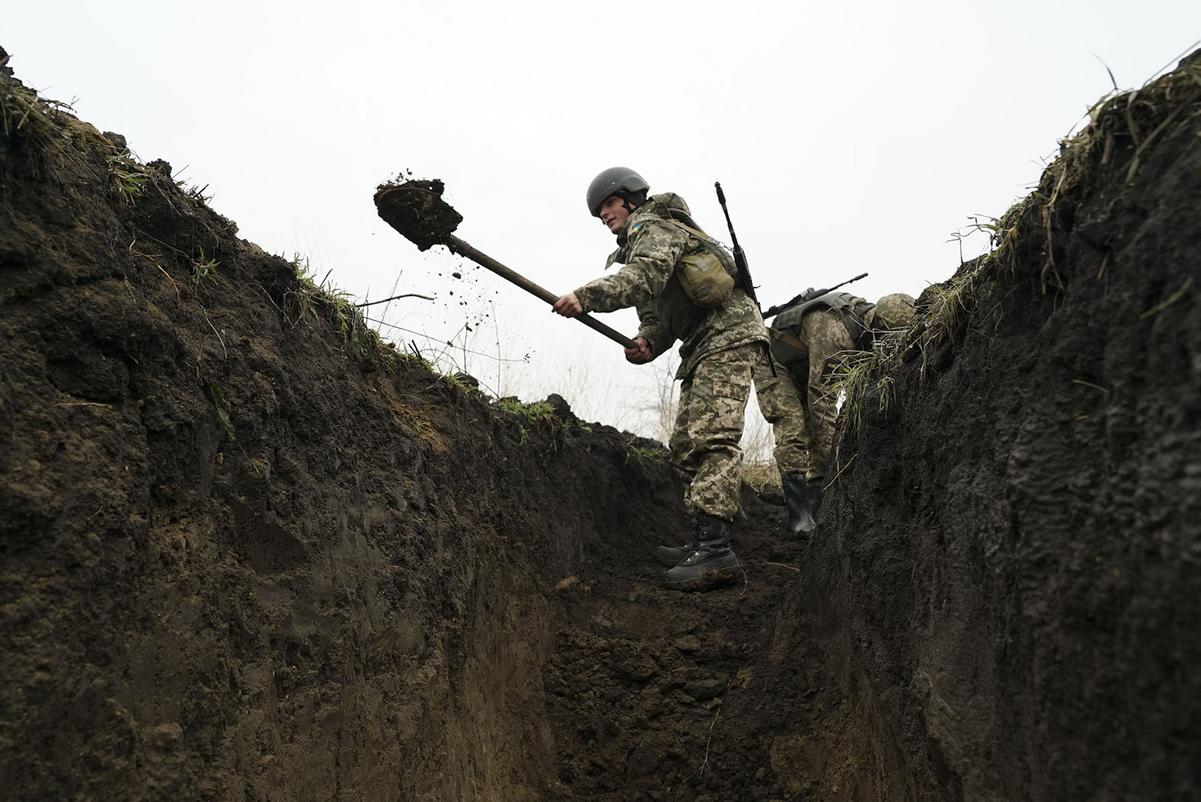 Украина обустроила 400 км противотанковых рвов на границе с Россией