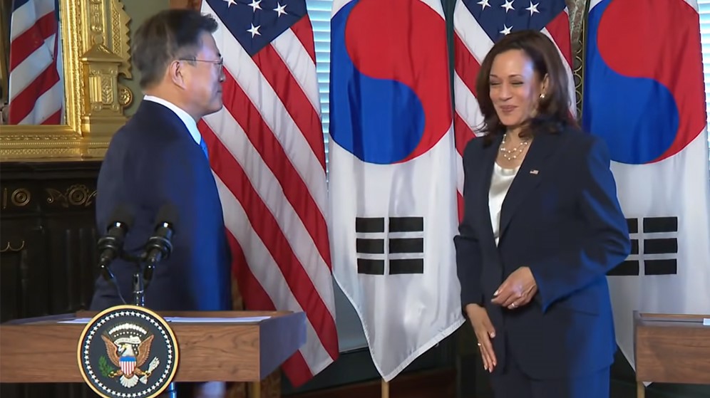 Камала Харрис попала в скандал из-за неприличного жеста во время встречи с президентом Южной Кореи (видео)