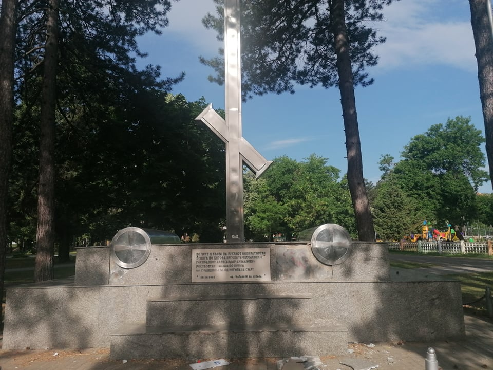 В Северной Македонии разгромили памятник российскому консулу - 1 - изображение