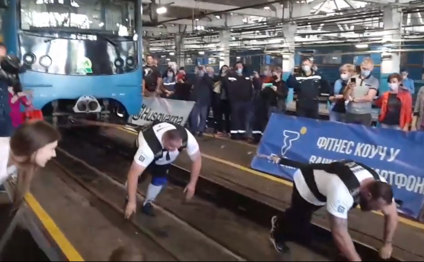 В Украине стронгмены установили рекорд по перетягиванию поезда метро (фото, видео)