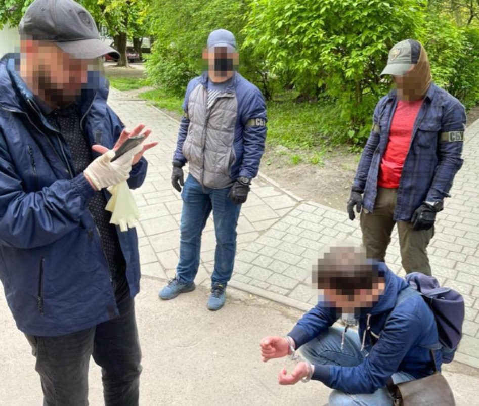 Во Львове группу полицейских задержали за торговлю наркотиками (фото, видео)