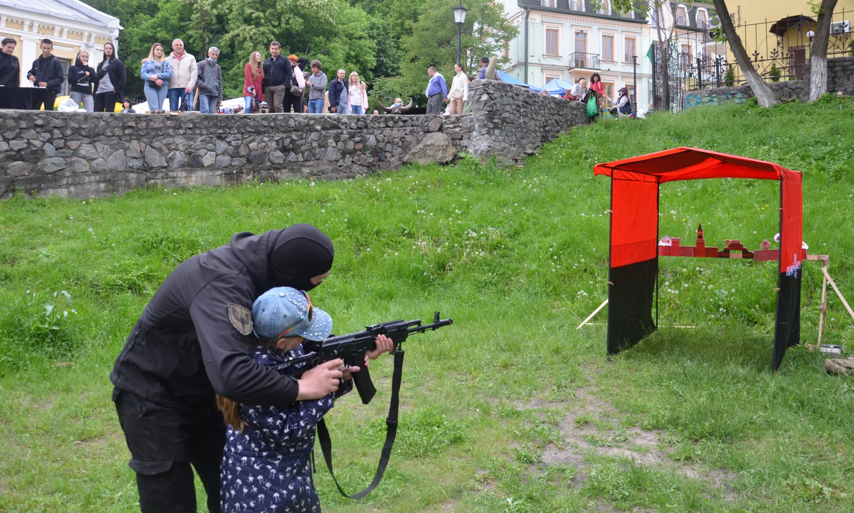 В центре Киева «Правый сектор» учил детей стрелять по «Кремлю»