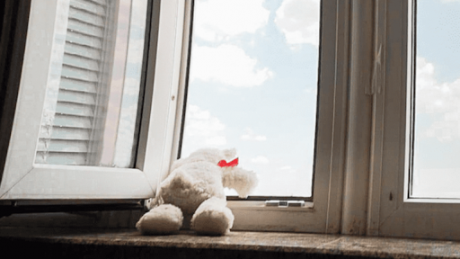 Не хотела учить молитву: во Львове ребенок выпал из окна после религиозного конфликта