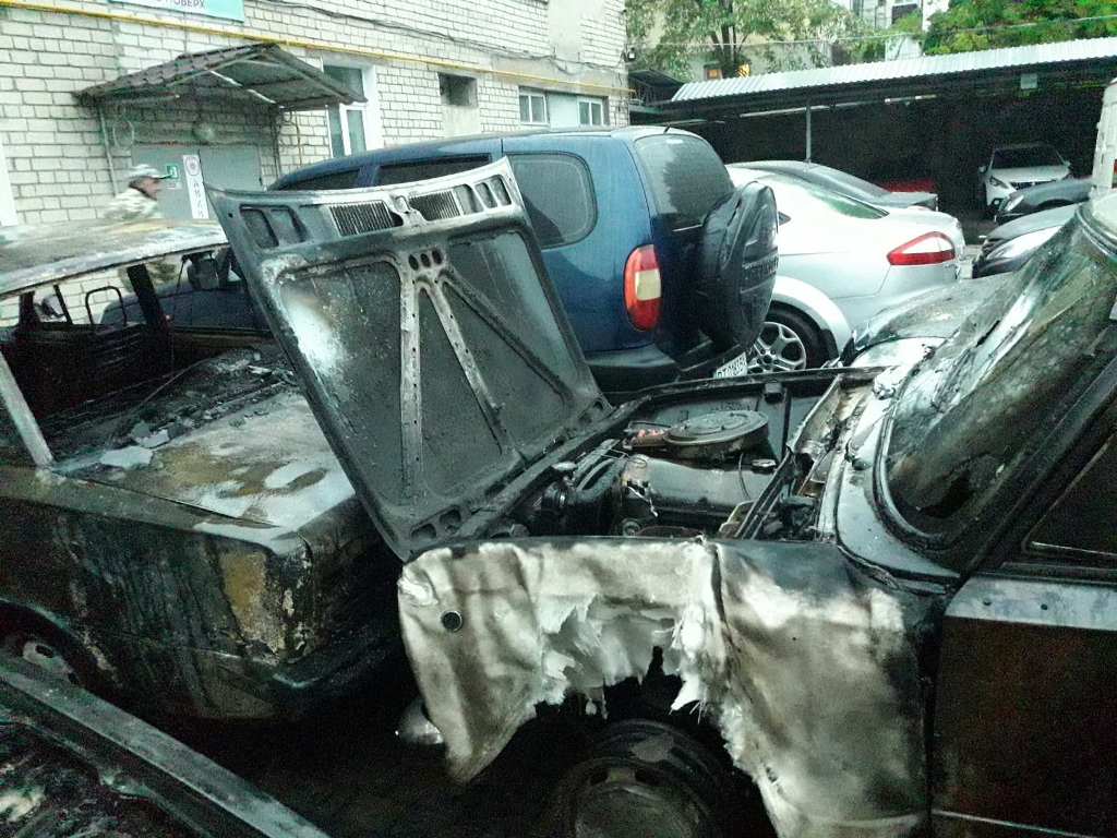 В Херсоне на автостоянке подожгли Mercedes: сгорели девять авто (фото)