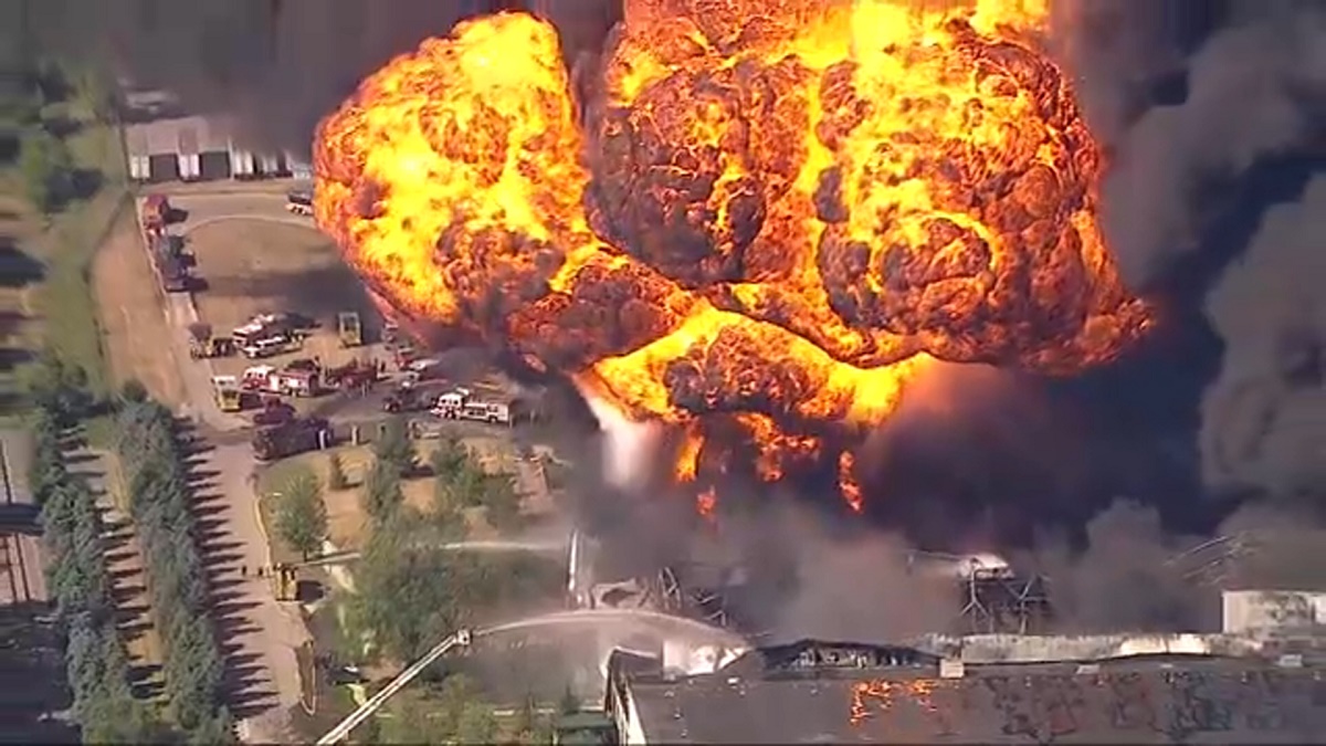 В США горит химический завод, власти объявили эвакуацию (видео)