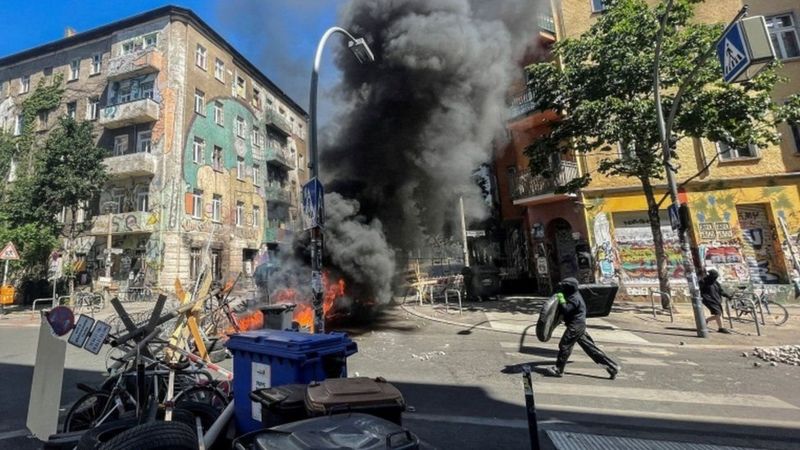 В Берлине 60 полицейских пострадали в столкновениях со сквоттерами (видео)