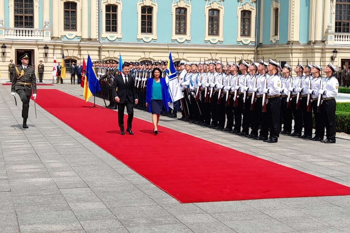 В Киеве на церемонии встречи президента Грузии у офицера упали ножны для сабли (видео)